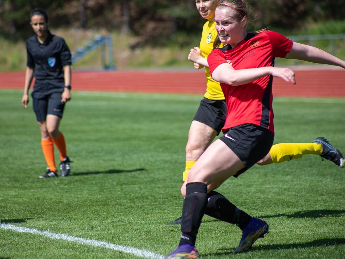 Sari_Kontio's tweet photo. Eilen tyttären pelissä PKKU Naiset vs KuPS Akatemia

#pkkunaiset #nro4 #futis #jalkapallo https://t.co/RZm8pnlYYH