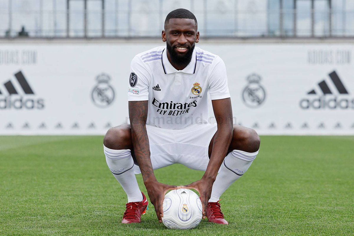 Living_RM's tweet photo. Que bien te sienta el blanco @ToniRuediger 

#WelcomeRüdiger #HalaMadrid https://t.co/HeJBp2ekWR