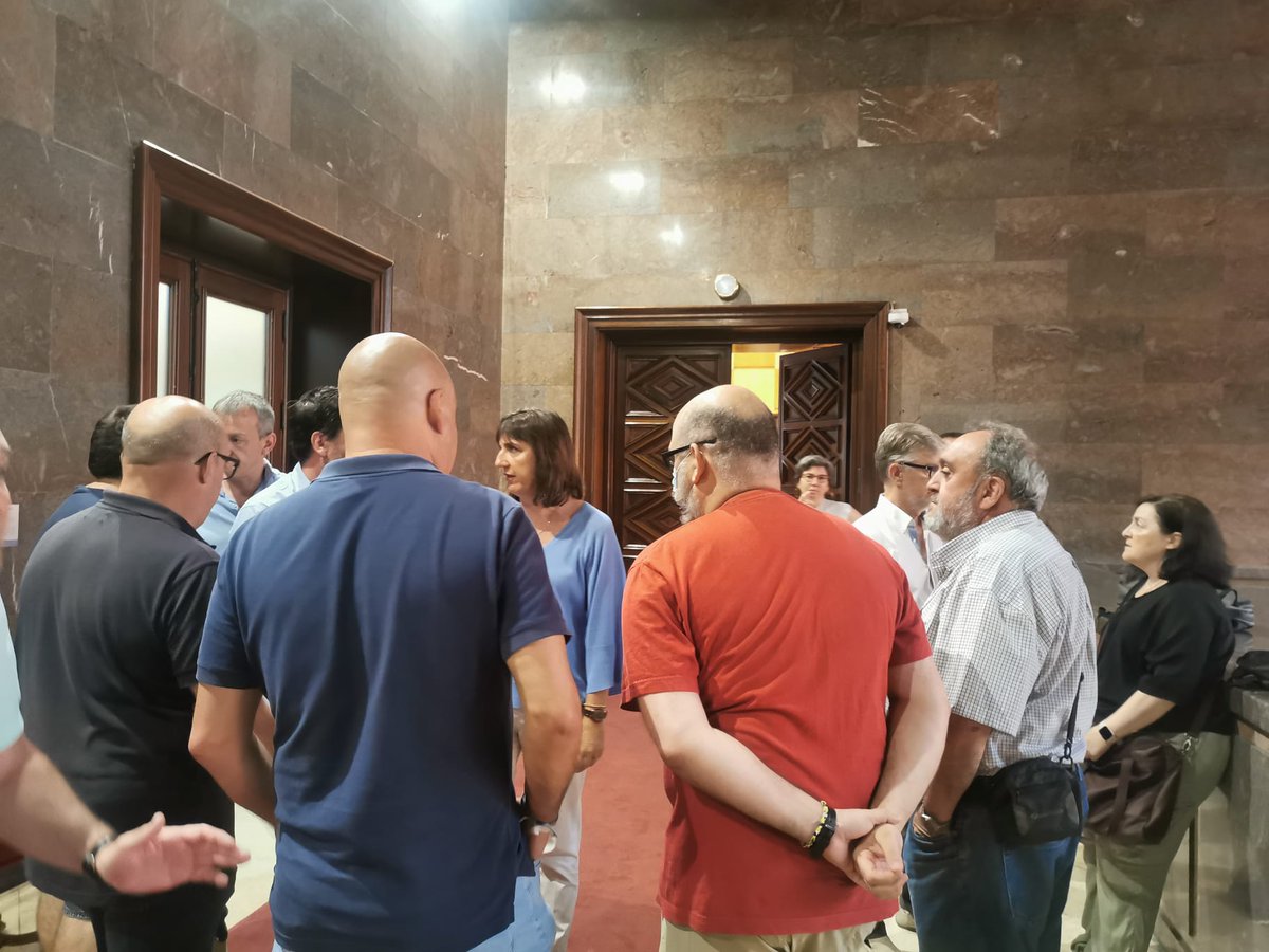 ccoozaragoza's tweet photo. Hoy 2 personas del Comité de @zgzvivienda han podido asistir a la Comisión de Urbanismo para escuchar las soluciones del gobierno de @Jorge_Azcon, @vmse10 les ha dejado entrar a pesar de negarse inicialmente. Si siguen sin actuar el Comité "pedira el cese del gerente". https://t.co/2dpjDUtIrw