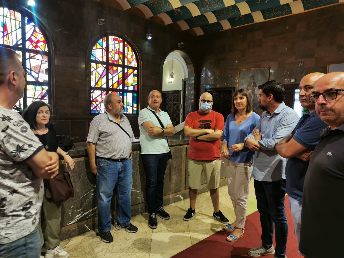 Hoy 2 personas del Comité de @zgzvivienda han podido asistir a la Comisión de Urbanismo para escuchar las soluciones del gobierno de <a href="/Jorge_Azcon/">Jorge Azcón</a>, <a href="/vmse10/">Víctor Serrano Entío 🇪🇸</a> les ha dejado entrar a pesar de negarse inicialmente. Si siguen sin actuar el Comité "pedira el cese del gerente".