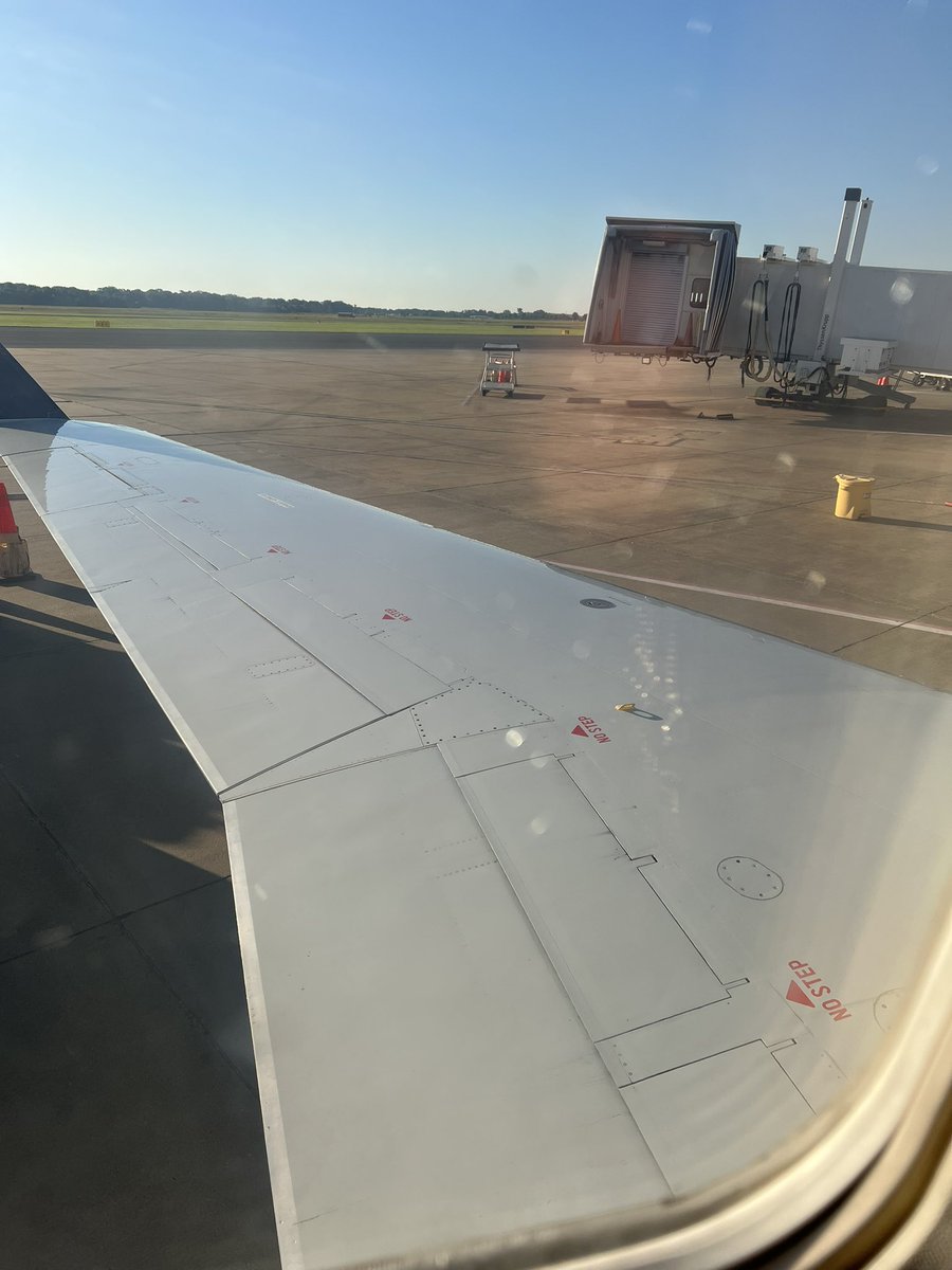 CoachBDW's tweet photo. Headed to see my dear friend @ChristieSides! Can’t wait to watch & learn from some of the best the next few days. #HawkYeah💥🏀 #somework #someplay #whenworkisplay💥👏🏼 https://t.co/RXAbJ6URkn