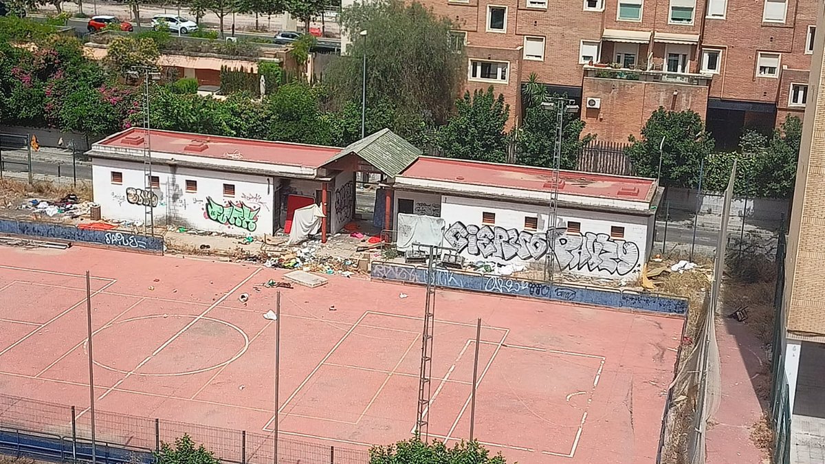 sertimen's tweet photo. Vergüenza la dejadez de nuestro barrio por parte del @Ayto_Sevilla ocupas, drogas e inseguridad   #distritomacarena #Ayto_sevilla #sevillasonsusbarrios @LipasamSevilla https://t.co/B45dScprHl