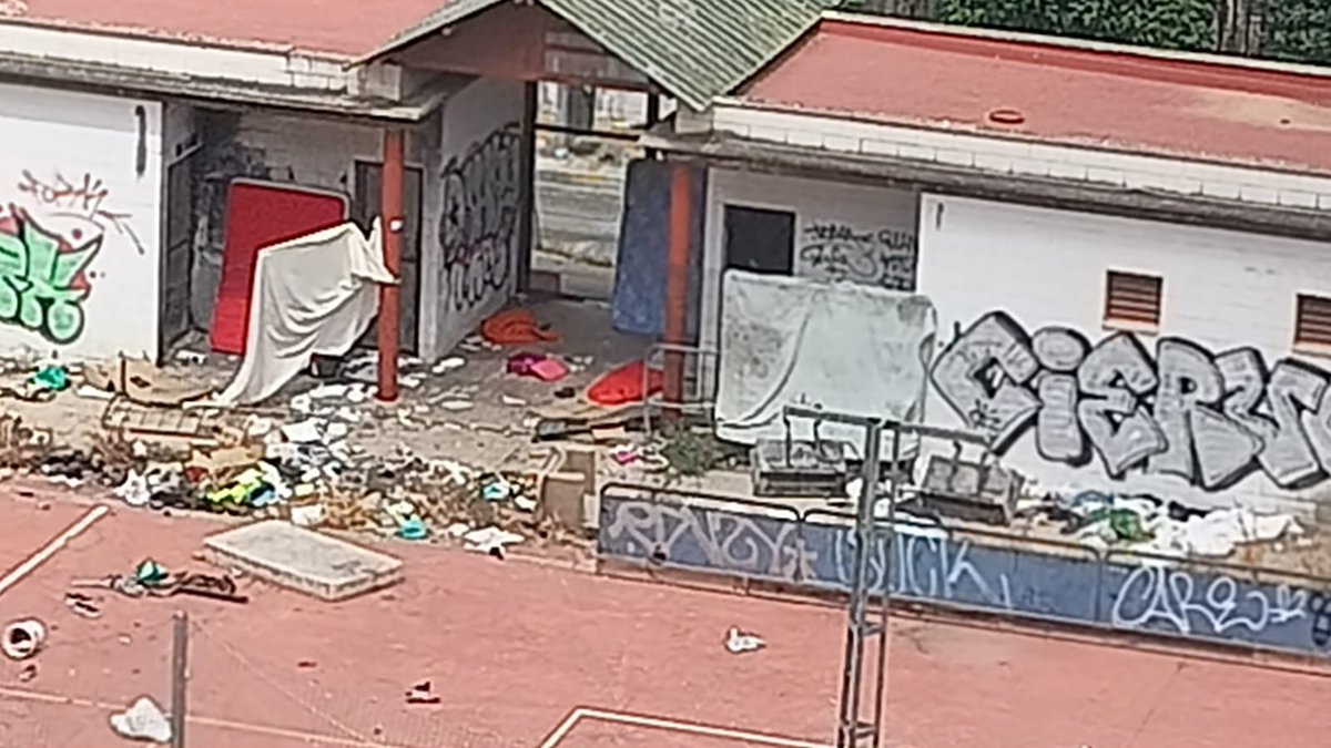 sertimen's tweet photo. Vergüenza la dejadez de nuestro barrio por parte del @Ayto_Sevilla ocupas, drogas e inseguridad   #distritomacarena #Ayto_sevilla #sevillasonsusbarrios @LipasamSevilla https://t.co/B45dScprHl