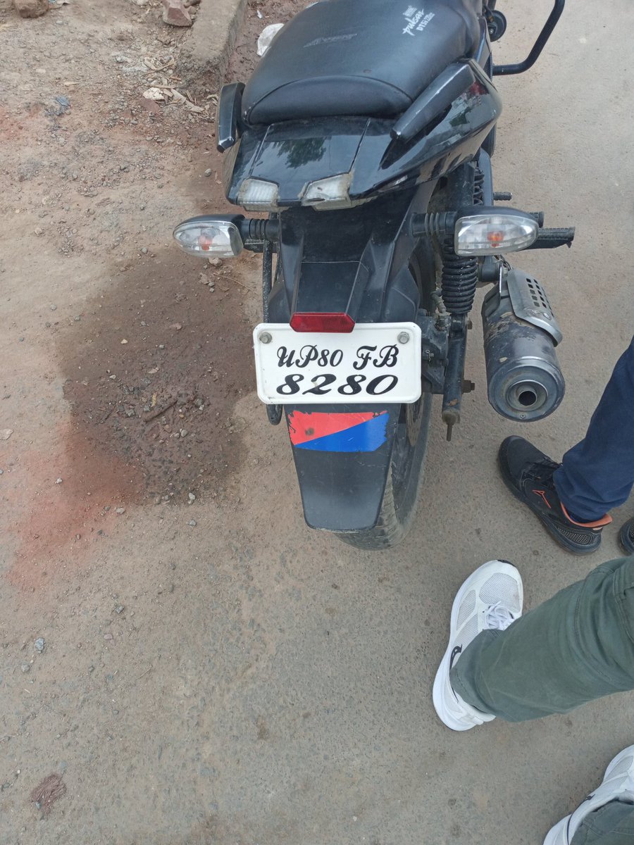 PramodSrivastsv's tweet photo. @Yogi_YogendraPV @agrapolice @OfficeOfDMAgra @adgzoneagra @CMOfficeUP @myogioffice @adgzoneagra इस गाड़ी से आए दबंगों ने पुलिस बता कर जबरन पैसा वसूल कर रहे थे लेकिन आगरा पुलिस द्वारा अभी तक किसी भी प्रकार की कार्रवाई नहीं की गई है https://t.co/cbT97L3uzc