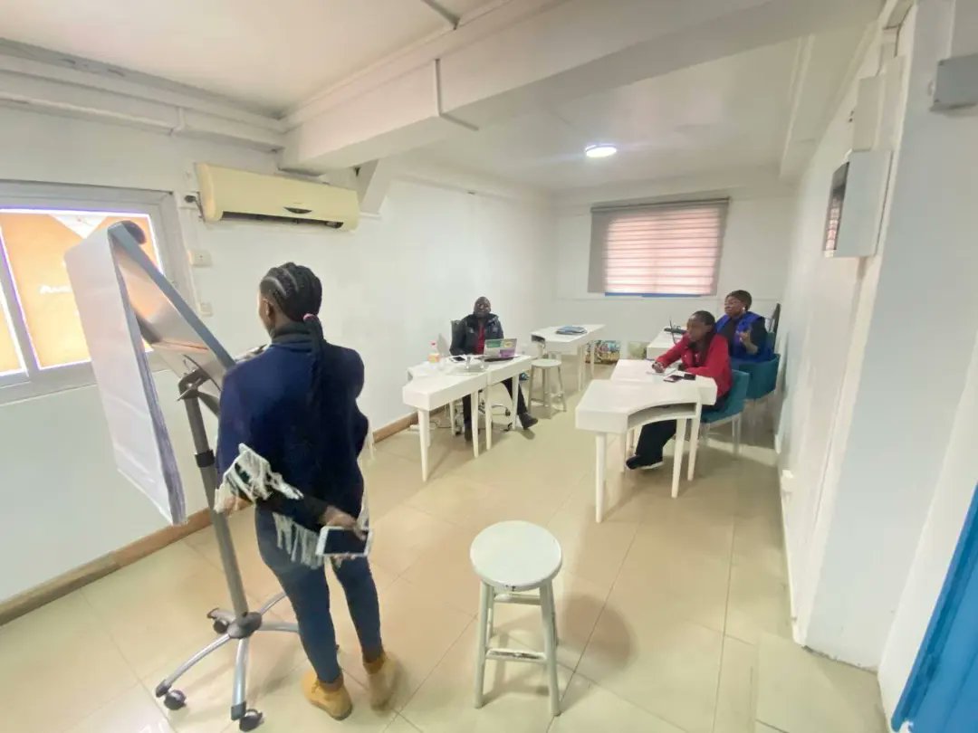 LaKmerTech's tweet photo. "Chaque réussite commence avec la volonté d'essayer"
L'équipe KmerTech en pleine séance de brainstorming
#mondaymotivation
#kmertech
#Ecosytem https://t.co/Yp9lJMYHNB