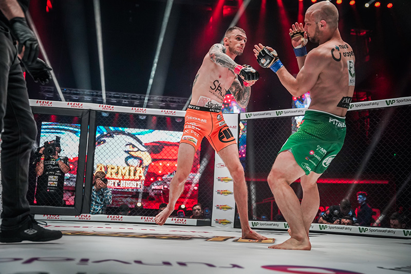 Polska_Zbrojna's tweet photo. Szer. Błażej Majdan wśród zwycięzców trzynastej gali Armia Fight Night. Ale nie dla wszystkich żołnierzy „13” była szczęśliwa #MMA @21_bsp @ArmiaFight @Zelazna_Dywizja @PGZ_pl https://t.co/RRTvuVzsAa https://t.co/tCdZDJc8ia