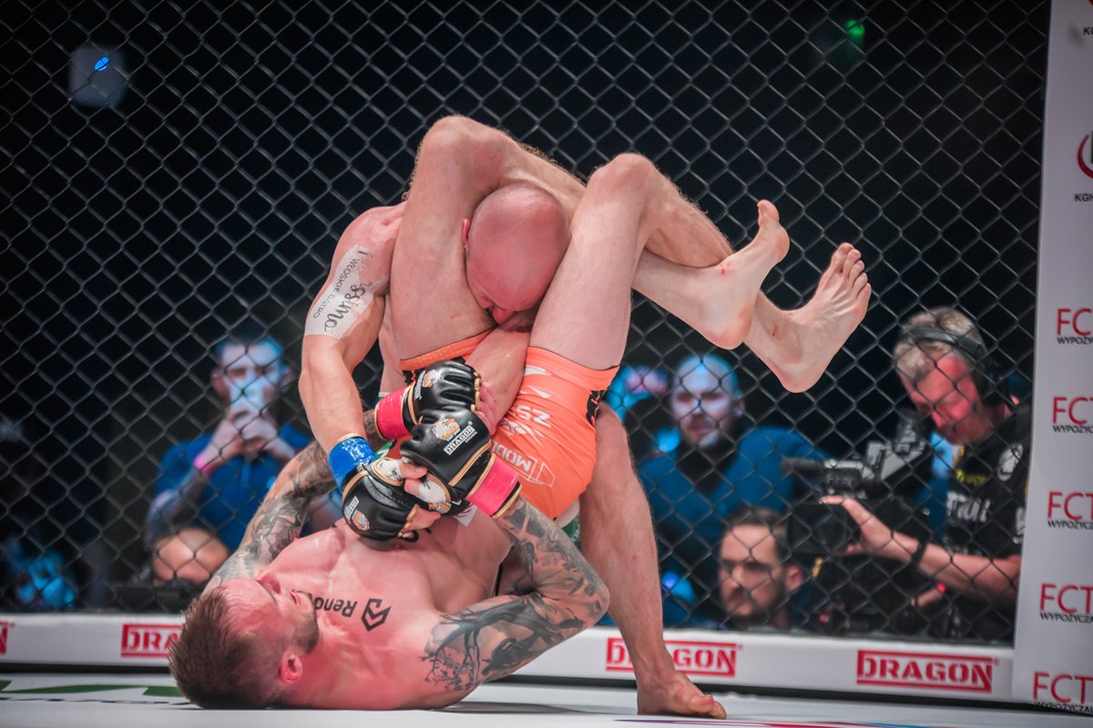 Polska_Zbrojna's tweet photo. Szer. Błażej Majdan wśród zwycięzców trzynastej gali Armia Fight Night. Ale nie dla wszystkich żołnierzy „13” była szczęśliwa #MMA @21_bsp @ArmiaFight @Zelazna_Dywizja @PGZ_pl https://t.co/RRTvuVzsAa https://t.co/tCdZDJc8ia