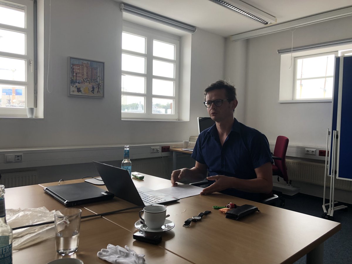 shlb_kiel's tweet photo. … Wem schrieb der #Soziologe Ferdinand #Tönnies? 
@AWierzock vom @kwi_essen gibt erste Einblicke in die digitale Edition 👉“Ferdinand Tönnies - Briefe“👈 auf dem Editorentreffen der Tönnies-Gesellschaft im #kulturspeichersh. Ein #DFG-Projekt m. #shlb u. 
@CDHTrier! 🖥️✉️📜 https://t.co/gVKRlPorro
