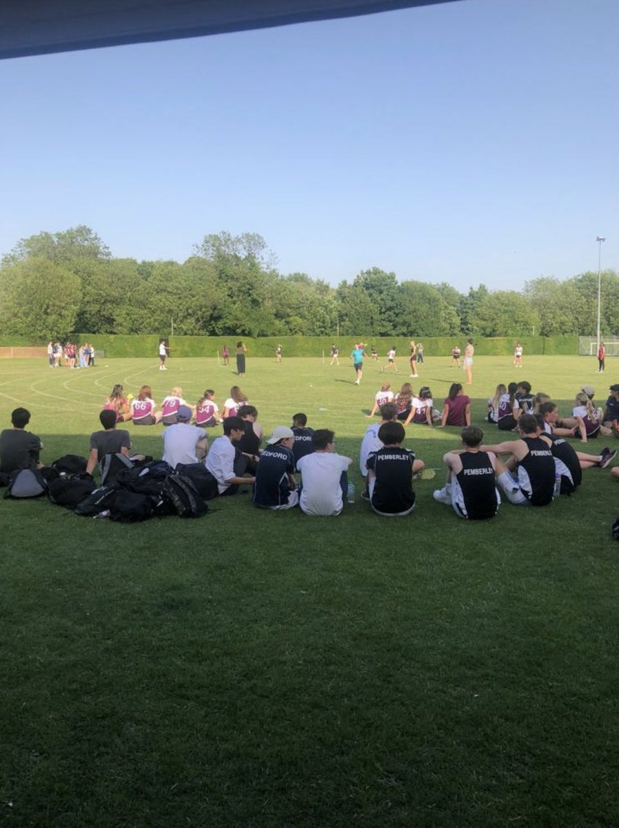BGSServiceTeam's tweet photo. On Friday afternoon, year 12 students from BGS and @BedfordSchool came together to play rounders and raise money for our school charities, @FacesBedford and @teamUWS. It was the perfect combination of sunshine, sport and socialising, while raising over £400 for good causes. https://t.co/iP4oTx3lzF