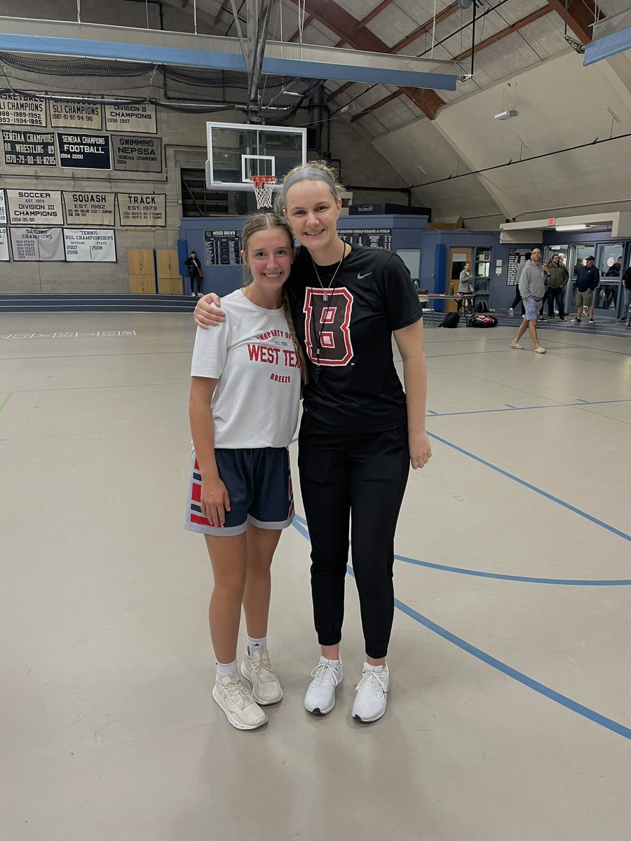AndieCaddel's tweet photo. awesome camp at Brown! loved playing with these girls and touring the beautiful campus! thank you coach Sam! @BrownHoops https://t.co/FV5z3dwCNK