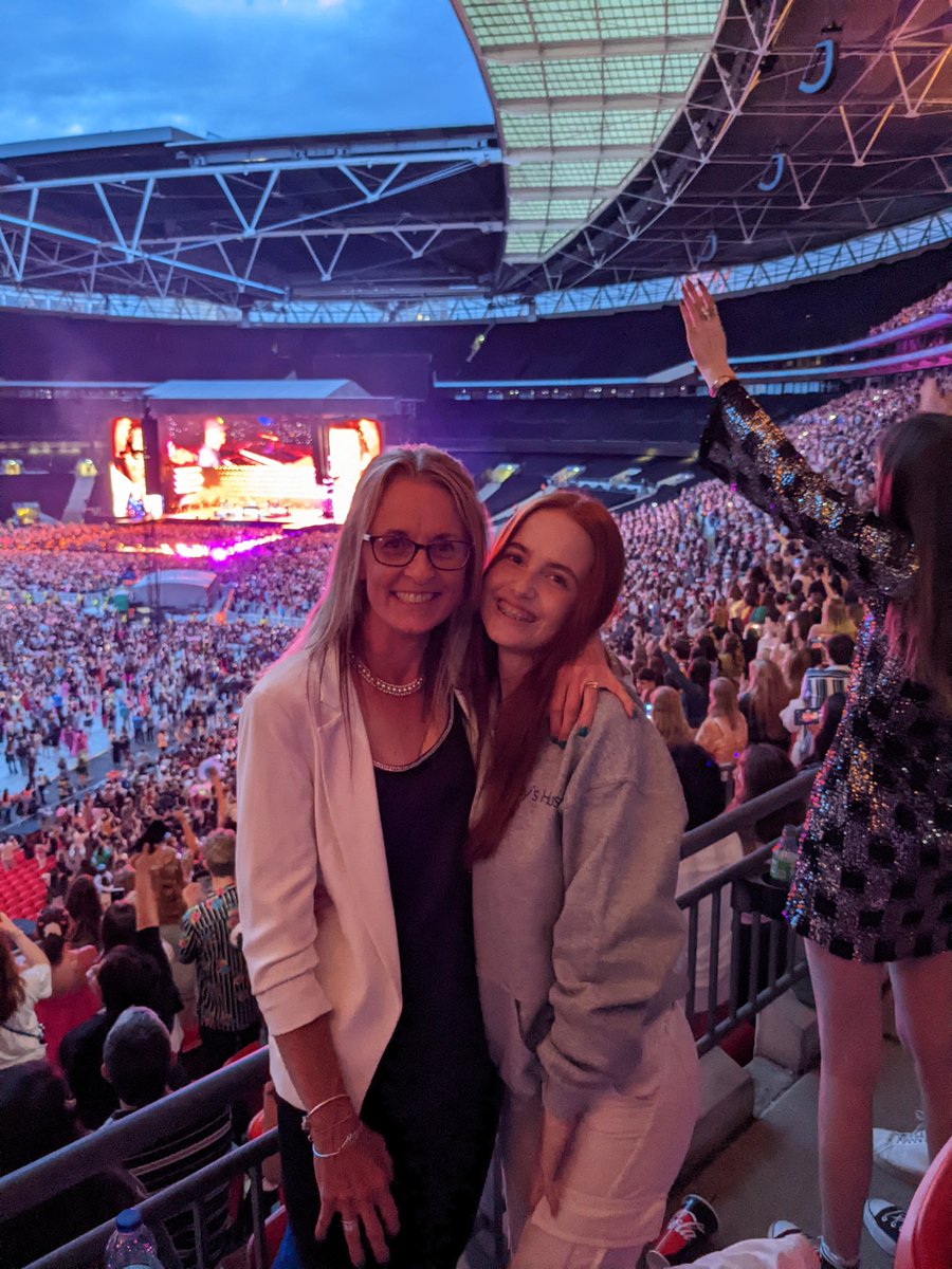ChantellMarieW's tweet photo. @Harry_Styles What a wonderful night we had thank you Mr @Harry_Styles 🥰 https://t.co/sqhMSqGqNz
