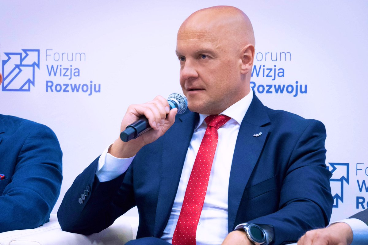 AgencjaRozwoju's tweet photo. Nasz dyrektor zarządzający Konrad Trzonkowski wziął udział w dyskusji o wpływie inflacji na biznes, zarówno ten bardziej rozwinięty i będący długo na rynku, mający już wypromowaną markę, jak i nowo powstałych firm, podczas Forum @WizjaRozwoju.

#biznes #finanse #ForumWizjaRozwoju https://t.co/8EInoyC6T0