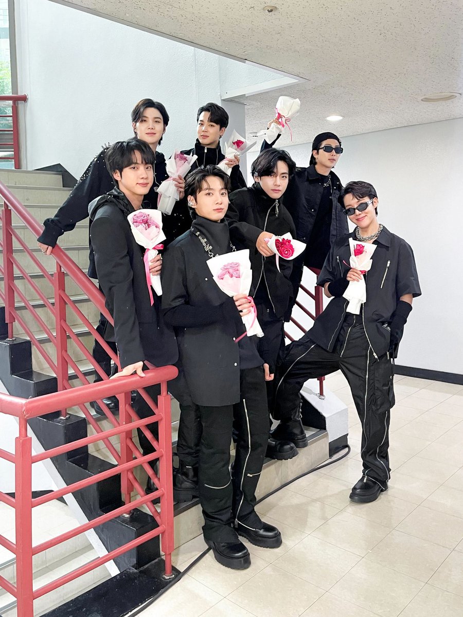 JKEJEON's tweet photo. Four wins in a row, can you imagine that? Thanks to ARMY who made it happen. We haven't been able to perform in music show for quite a long time. I'm glad that it was fun because ARMY were there for us. No words could describe how grateful I am to have you by my side. https://t.co/a8Zz2RA4xr