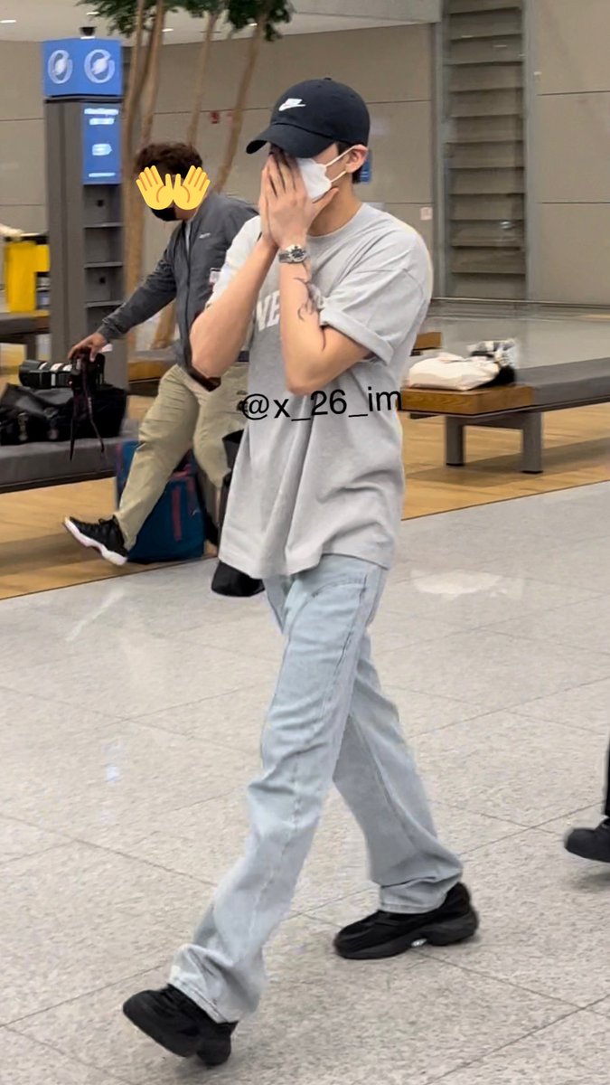 changkyunchive's tweet photo. changkyun landed to korea safely 🤍
#아이엠 ♡ #IM https://t.co/2aUsXdlpC1