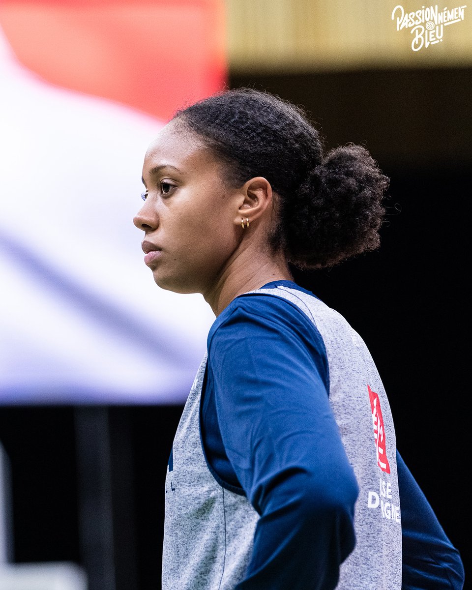 🎂 L'intérieure des Bleues 🇫🇷 fête ses 21 ans. Très joyeux anniversaire <a href="/Iliana_rups/">Iliana Dossou-Yovo Rupert</a> ! 🤩

#PassionnémentBleu