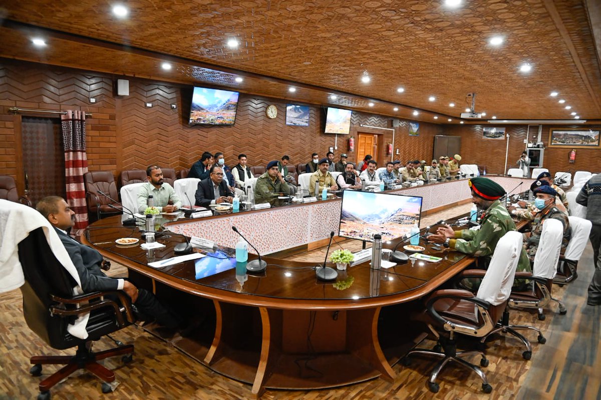 DIPR_Kargil's tweet photo. Minister of State for Home Affairs @ajaymishrteni interacts with civil, army officers at Kargil

@lg_ladakh @santoshsukhdeve https://t.co/r3CZSo0ReT