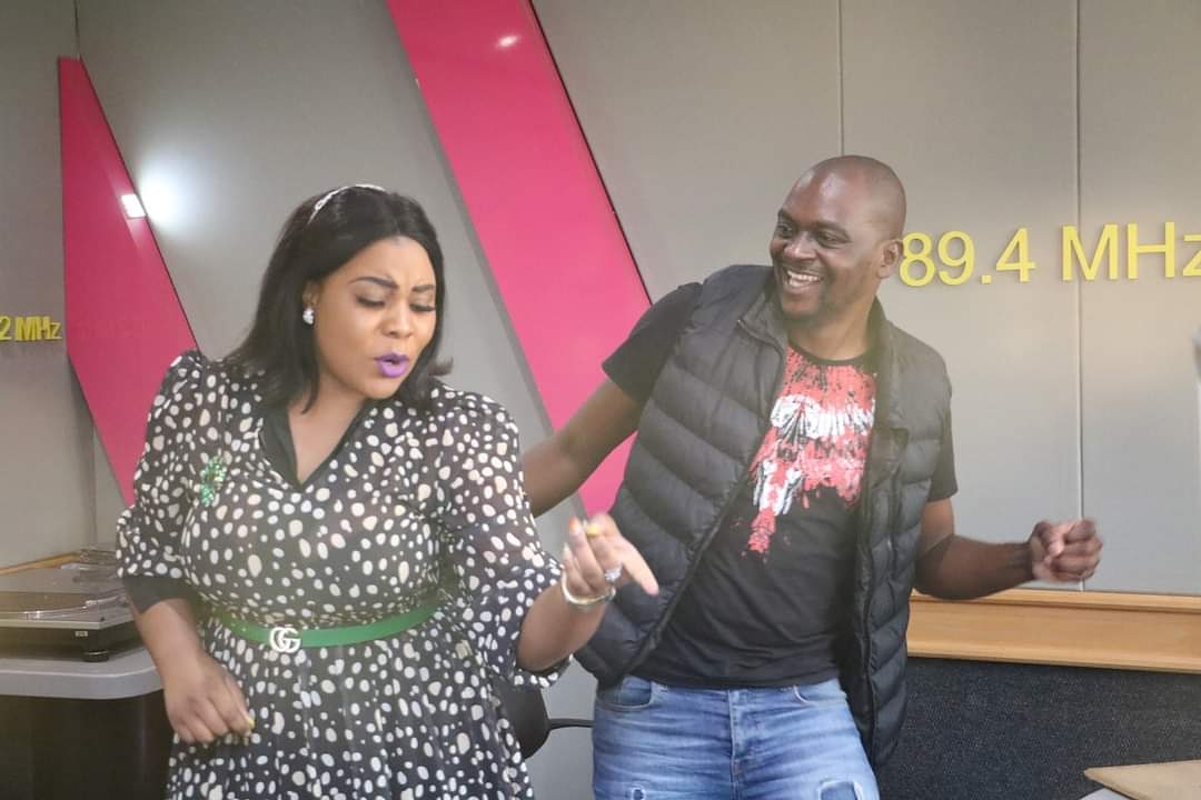 djmatt_mc's tweet photo. Ngozi Liya Yivuyiiileee @KhomaNdlela326 #DriveYamshesho @LindivamacS Moes Weekend ayiri Xap?? 📻🔥🔥🔥 https://t.co/CTatSxUBLi