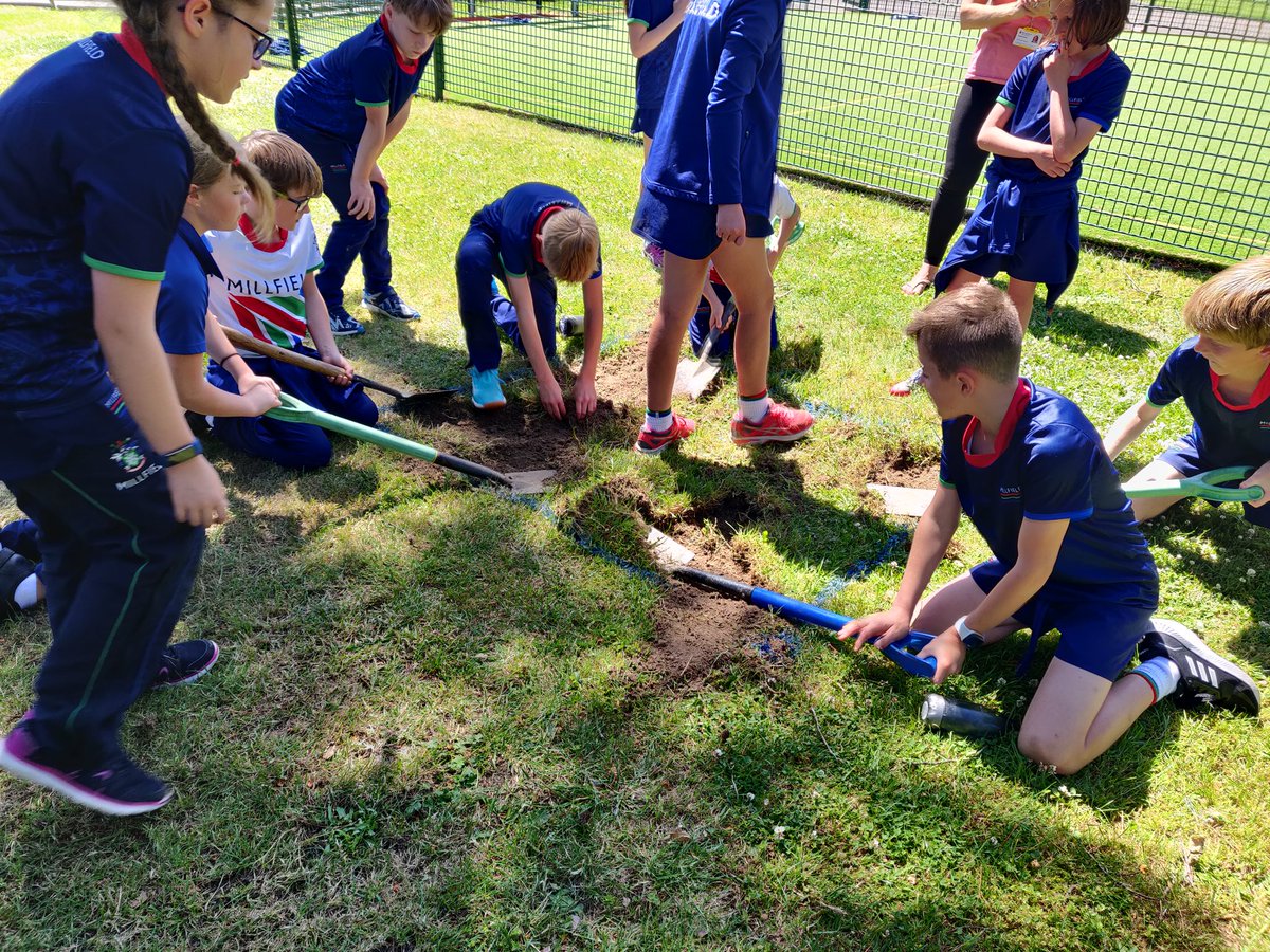 JuniorsMPS's tweet photo. Hugelkultur beds with Year 5! #MuckingIn https://t.co/ipgfMOEsYS