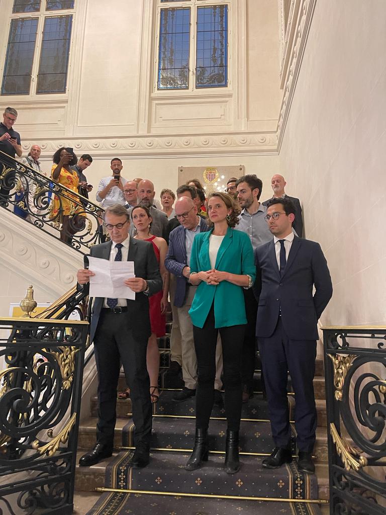 AliceLEMOAL's tweet photo. Bravo @celinecalvez pour ta nette ré élection sur la circonscription #Clichy #Levallois ! Nous saurons travailler ensemble pour articuler les échelons nationaux et locaux pour servir nos habitants. Merci @RMuzeau pour tes félicitations républicaines à la députée réélue. https://t.co/pE7vwsCvbr