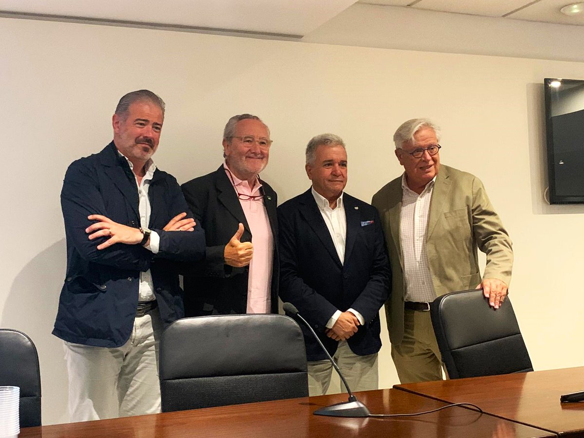 FiabciSpain's tweet photo. 👏 Gran #Inmointer organizado junto al colectivo #API en el auditorio del Colegio de Agentes Comerciales de #Barcelona. 

🏅 Ramón Riera, nuevo vicepresidente mundial de #FIABCI y ex presidente de FIABCI España, ha sido homenajeado por su nuevo cargo internacional https://t.co/880KfSBk5p