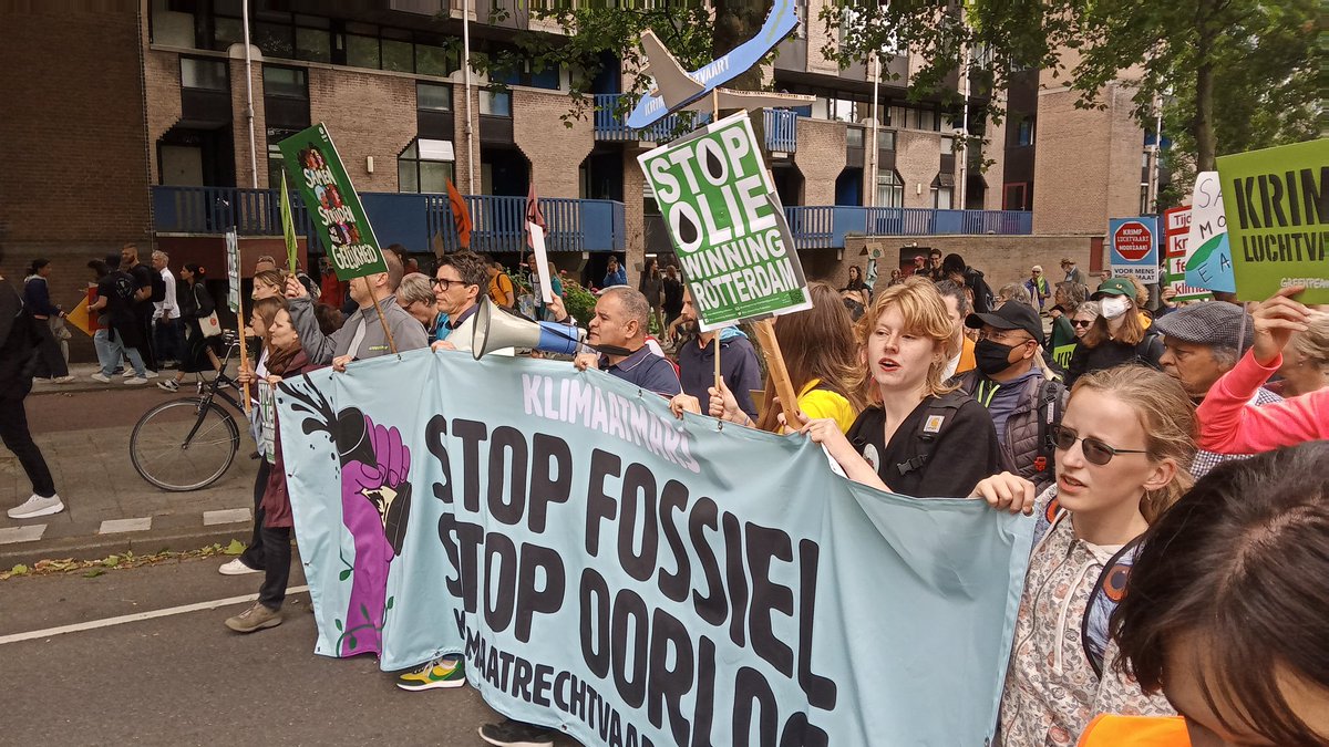 Gisteren hebben we op de <a href="/klimaatmars/">Klimaatmars</a> met <a href="/GeenolieuitRdam/">Stop Oliewinning Rotterdam</a> onze petitie aangeboden aan o.a. <a href="/suzanne_GL/">Suzanne Kröger 💚</a> en <a href="/BarbaraKathmann/">Barbara Kathmann</a> . Ze hebben toegezegd te helpen @StasMijnbouw te overtuigen om de olievergunning voor de NAM in Charlois helemaal in te trekken ipv te halveren tot 3035.