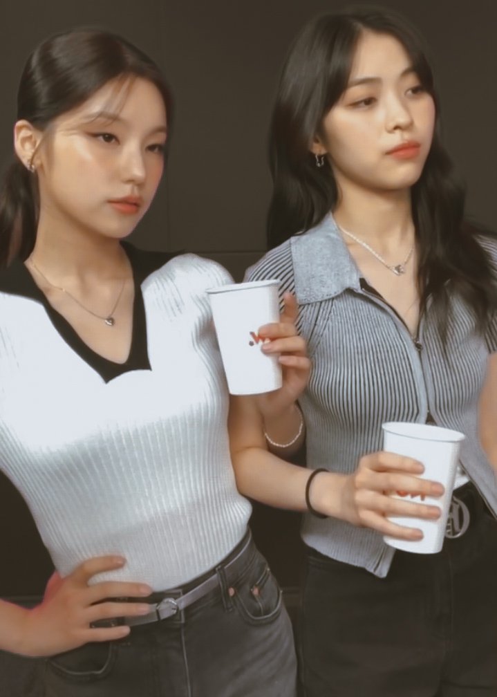 RYEJIF1LM's tweet photo. ryeji, two pretty gfs https://t.co/byfYhQh2vM