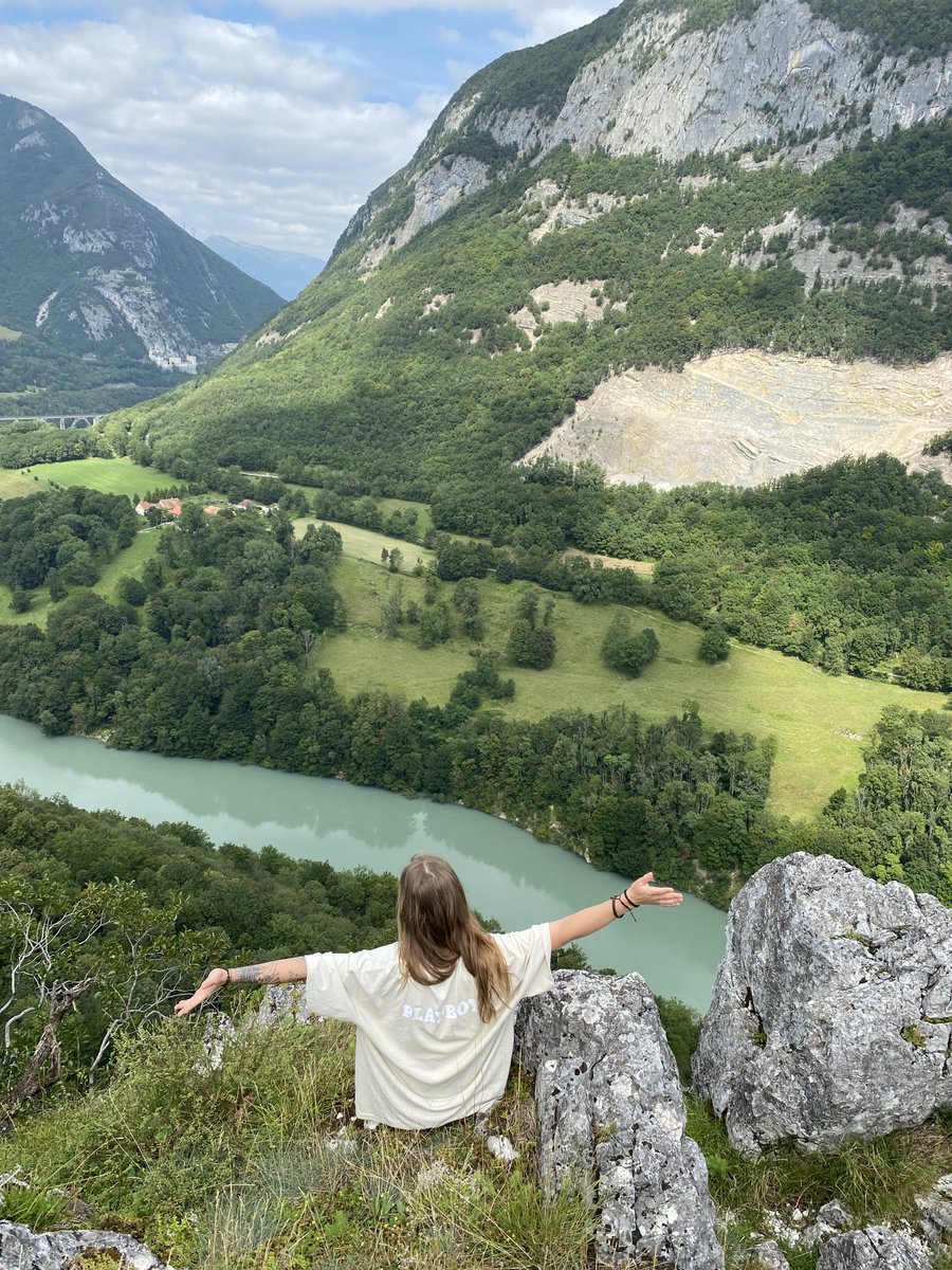 ot_pays_de_gex's tweet photo. Heureux d'être en weekend et au belvédère de #leaz 🥰 Vous connaissez ? Nous vous souhaitons un bon weekend dans le #paysdegex et sa station #montsjura 🌿 📸© A.Blanc #belvédère #saintevictoire #vue #panorama #rhone https://t.co/rAyM8Im4pg