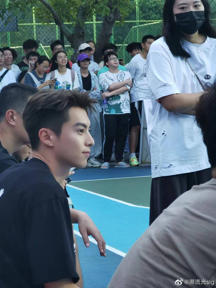 SDidi143's tweet photo. Dylan Wang spotted playing basketball in Hainan University today. 😍🏀

#dylanwang #王鹤棣 #wanghedi https://t.co/vtbxtUEY7N
