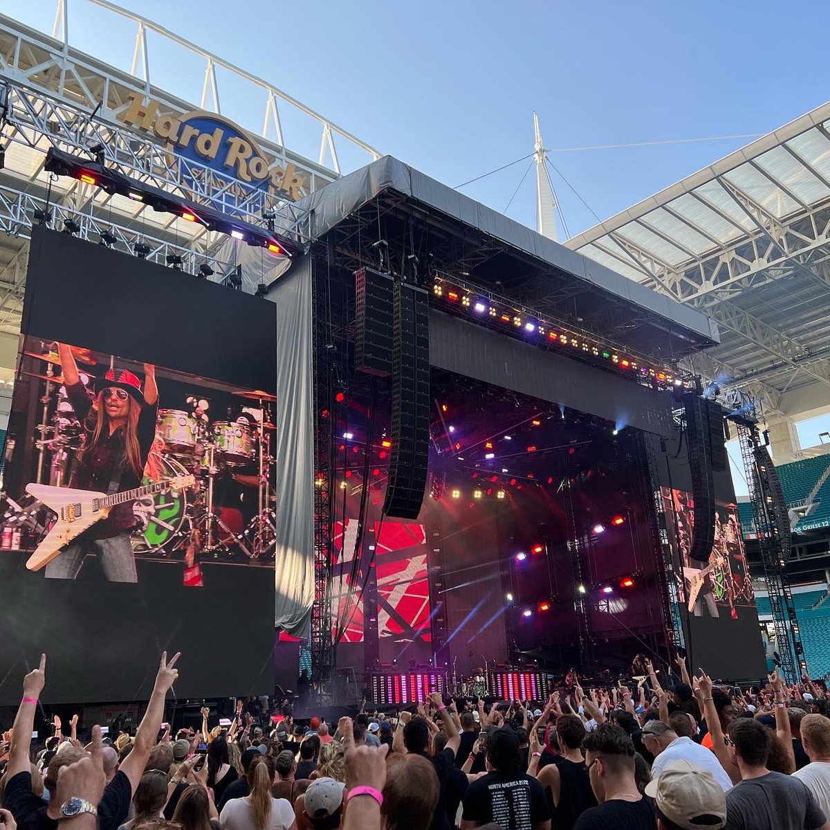 MOBILEMIKE_'s tweet photo. #MobileMike @hardrockstadium for the #DefLeppard, MotleyCru, #Poison #JoanJett and Blackhearts show. Special thanks to #KPCares #KPAttorney @kpattorney #Miamilakesautomall @miamilakesautomall and of course #Flannigans @FlanigansFL for donating their #RV and all the food https://t.co/UUtErNR1e3
