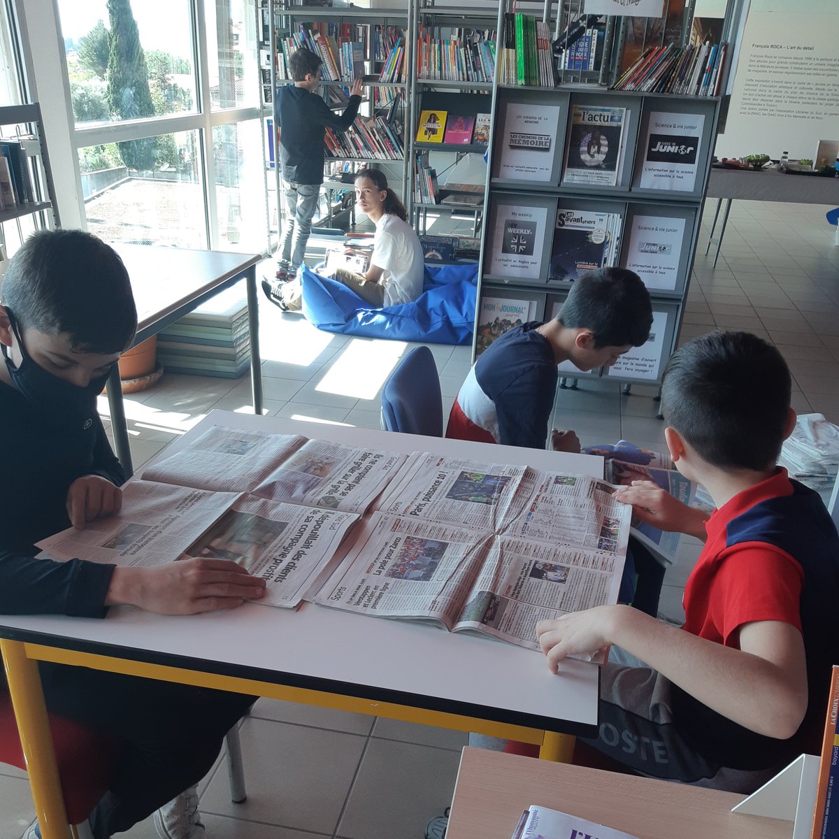 CollegeDaudet83's tweet photo. Travailler "autrement " au CDI : un espace en liberté
"surveillée"😉😉pour des projets interdisciplinaires.Un bilan positif en cette fin d'année ! https://t.co/hpdBVd1feQ