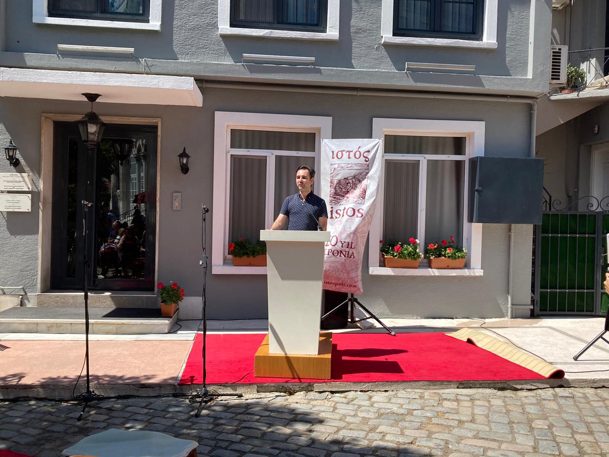 istospoli's tweet photo. Bu sadece gün sonu fotoğrafı 🎈 10. yaşgünümüzde bize evsahipliği yapan Beyoğlu Rum Cemaati Vakfı’na, destekleri i��in Yeniköy Rum Cemaati Vakfı’na, bizi tüm gün boyunca yalnız bırakmayan, bu günün şahane geçmesini sağlayan kocaman istos ailesine, tüm dostlarımıza ve okurlarımıza+ https://t.co/KAuucYief9