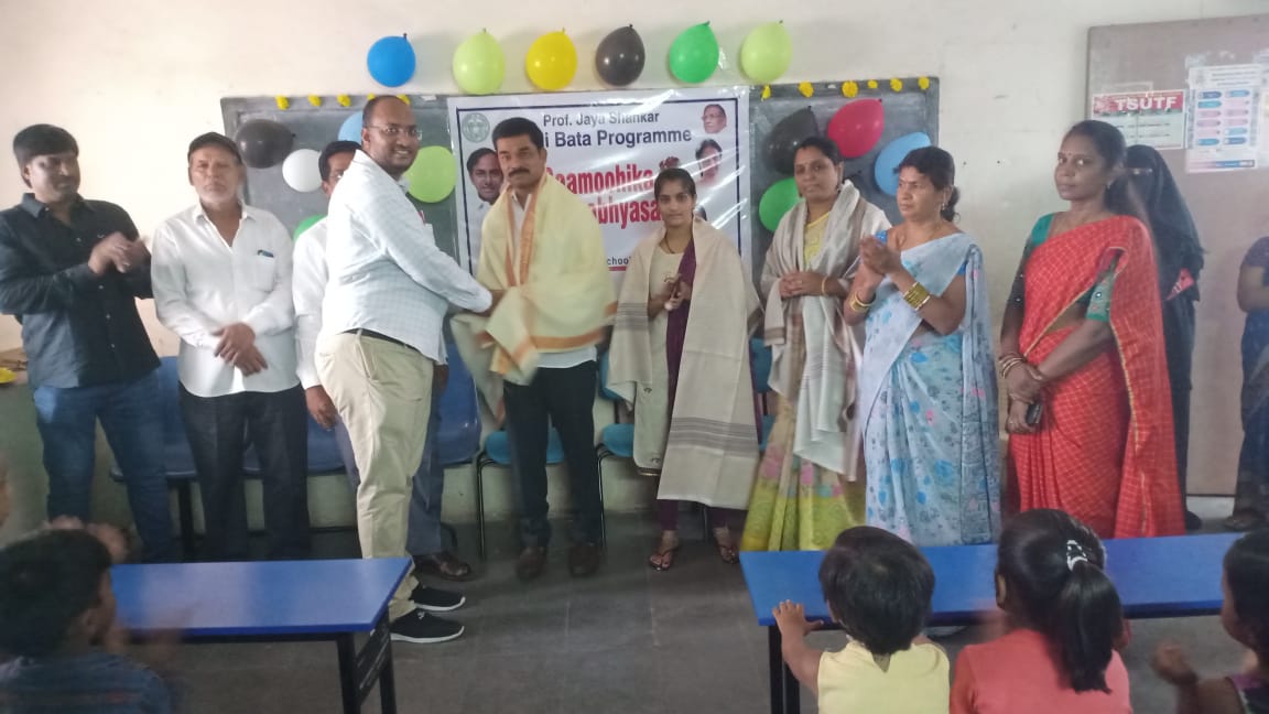 sangeetha_vanam's tweet photo. సోమవారం సోమాజిగూడ డివిజన్ పరిధిలోని హరి గేట్ ప్రభుత్వ పాఠశాలలో విద్యార్థులకు రాష్ట్ర ముఖ్యమంత్రి ఆదేశానుసారంగా విద్యార్థులకు స్వాగతం పలకడమే కాకుండా అక్షరాభ్యాస కార్యక్రమాలను ఘనంగా నిర్వహించారు మరియు  పిల్లలకి పలకలు, బిస్కెట్లు పంచడం జరిగింది. https://t.co/DusfHCdkBG