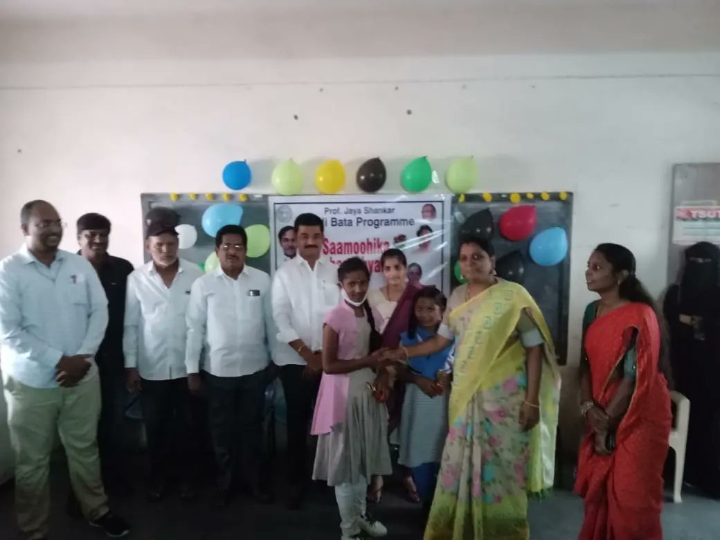 sangeetha_vanam's tweet photo. సోమవారం సోమాజిగూడ డివిజన్ పరిధిలోని హరి గేట్ ప్రభుత్వ పాఠశాలలో విద్యార్థులకు రాష్ట్ర ముఖ్యమంత్రి ఆదేశానుసారంగా విద్యార్థులకు స్వాగతం పలకడమే కాకుండా అక్షరాభ్యాస కార్యక్రమాలను ఘనంగా నిర్వహించారు మరియు  పిల్లలకి పలకలు, బిస్కెట్లు పంచడం జరిగింది. https://t.co/DusfHCdkBG