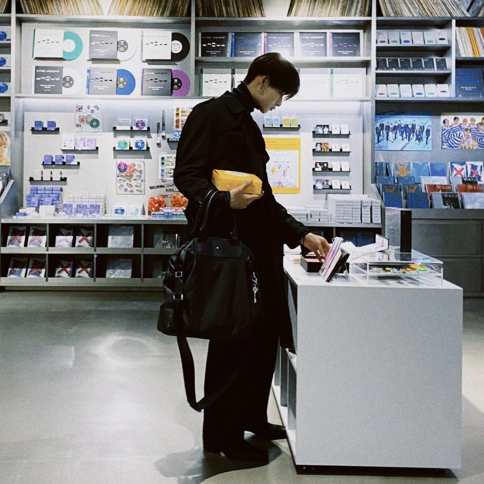 나무위키 구경하다가 봤는데 
첫 번째 사진 18년도 3월이고 
두 번째 사진은 21년도 12월이래
닠떤남자의 무친 성장에 나 너무 힘들다