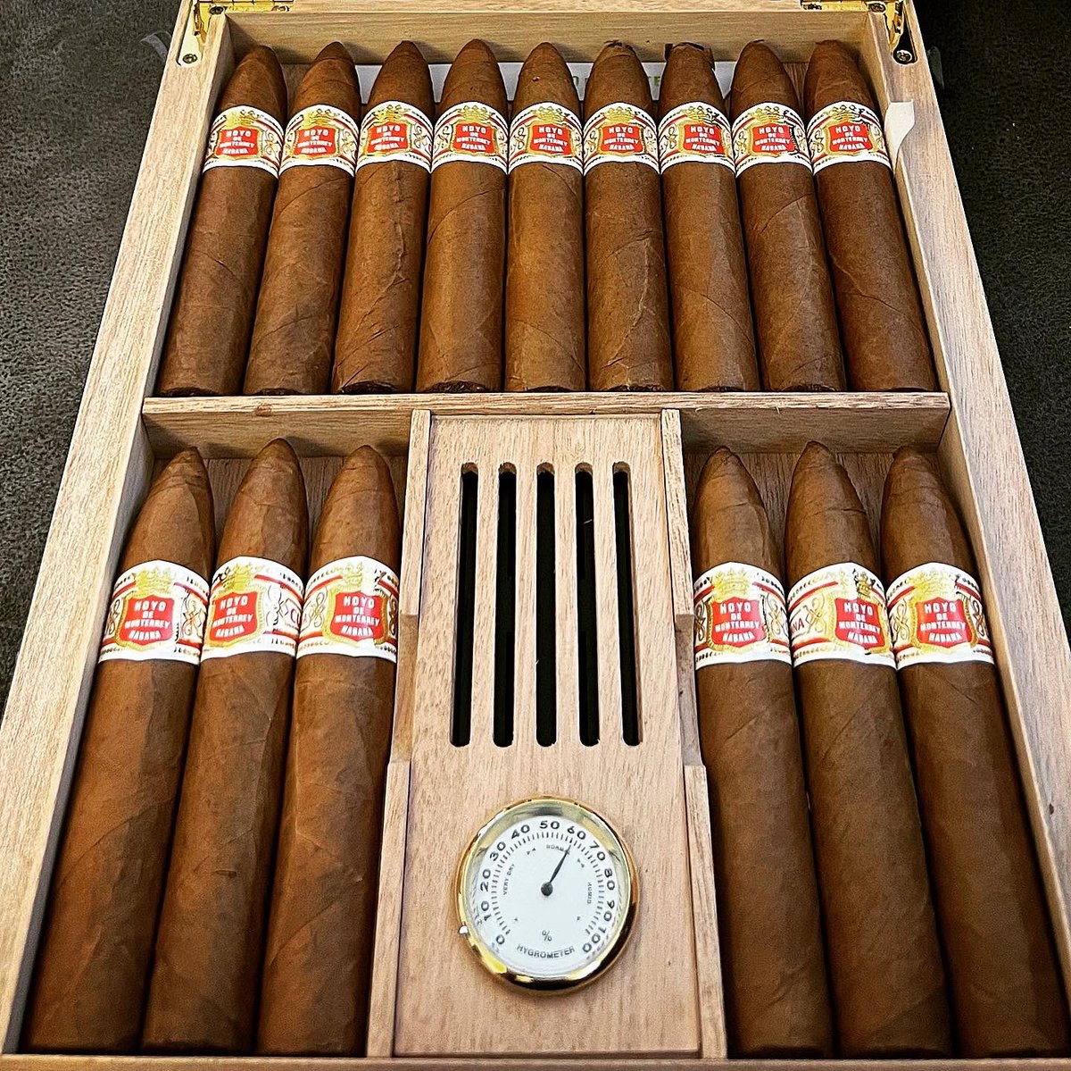 AXISPAW1's tweet photo. Couple of new additions for me. Both Travel Humidors and Travel Exclusive.
The smell...🤤
#hed #barevolution #cascnation #casc #cascbar #cascshop #cigar #cigarlover #cigarsociety #cigarbar #cigarshop #cigarpunk #cigaroftheday #cigarsmoking #cigaraficionado #cuban #cubancigars https://t.co/31n0RAJNc5