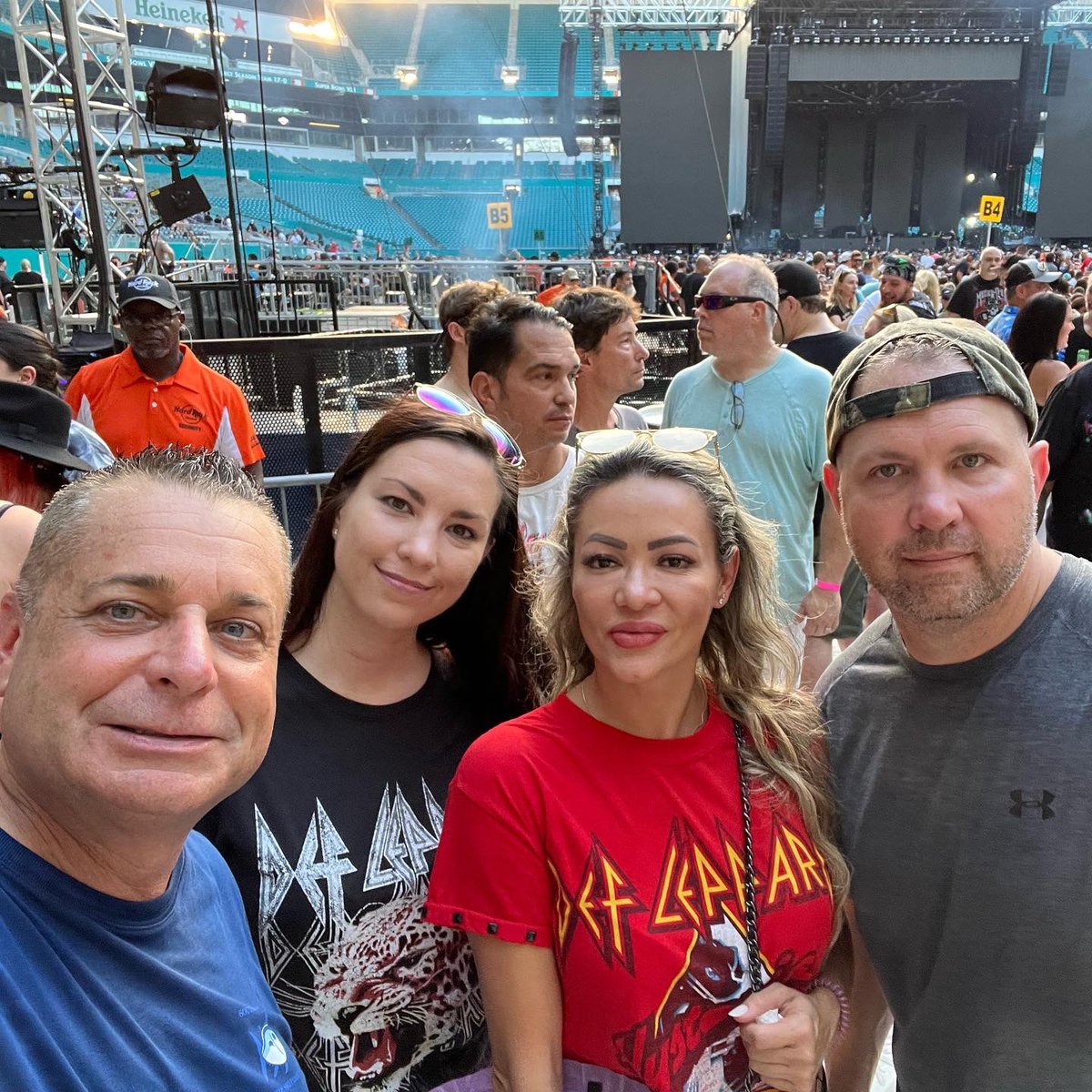 MOBILEMIKE_'s tweet photo. #MobileMike @hardrockstadium for the #DefLeppard, MotleyCru, #Poison #JoanJett and Blackhearts show. Special thanks to #KPCares #KPAttorney @kpattorney #Miamilakesautomall @miamilakesautomall and of course #Flannigans @FlanigansFL for donating their #RV and all the food https://t.co/W6iHyyfKiP