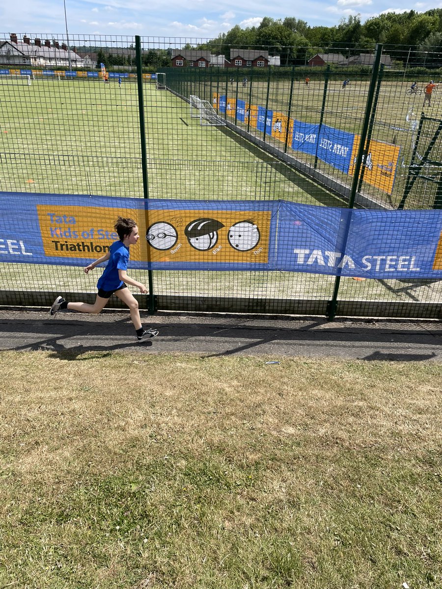 MgTrochi's tweet photo. Blwyddyn 6 yn mwynhau triathlon! 🏊‍♂️🏃‍♀️🚴‍♀️@TataSteelUK  @AliBrownleetri @jonny_brownlee https://t.co/NJYb8ZgAr6