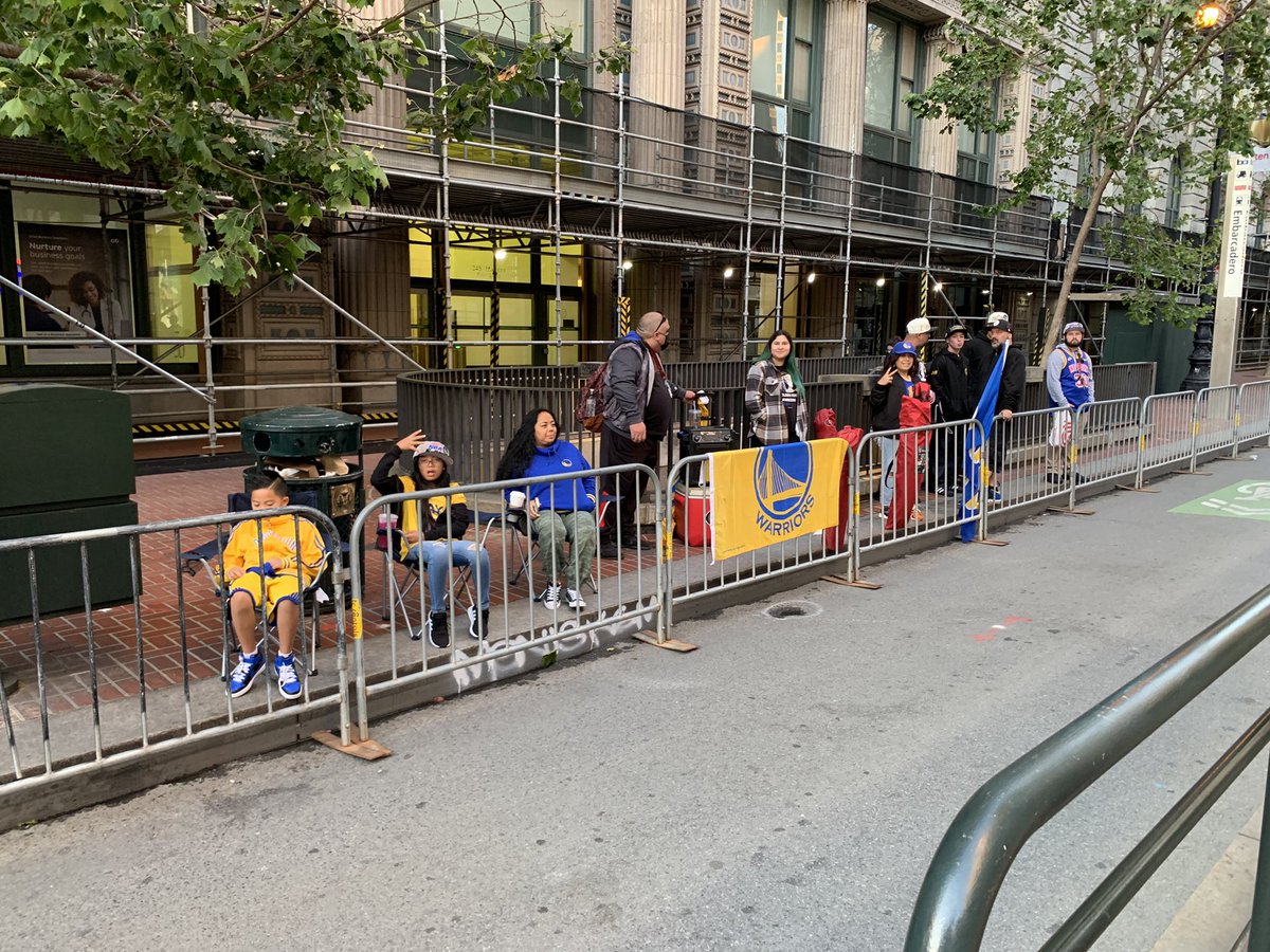 KRON4WTran's tweet photo. Warriors fans are here and they are ready for the parade.  Did I mention they showed up before sunrise?  @warriors @kron4news  @BleacherReport @espn https://t.co/R3KwkW6D6b