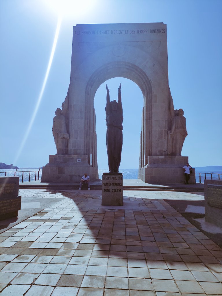 À la gloire de tous les Ultras <a href="/VMS_VAL/">Valar Morghulis ~ LFO</a> j'ai demandé à ce que l'on érige une statue face à la mer symbole des toutes les larmes (salées) déversées par les autres supporters et haïsseurs. VMS FBtouchdown