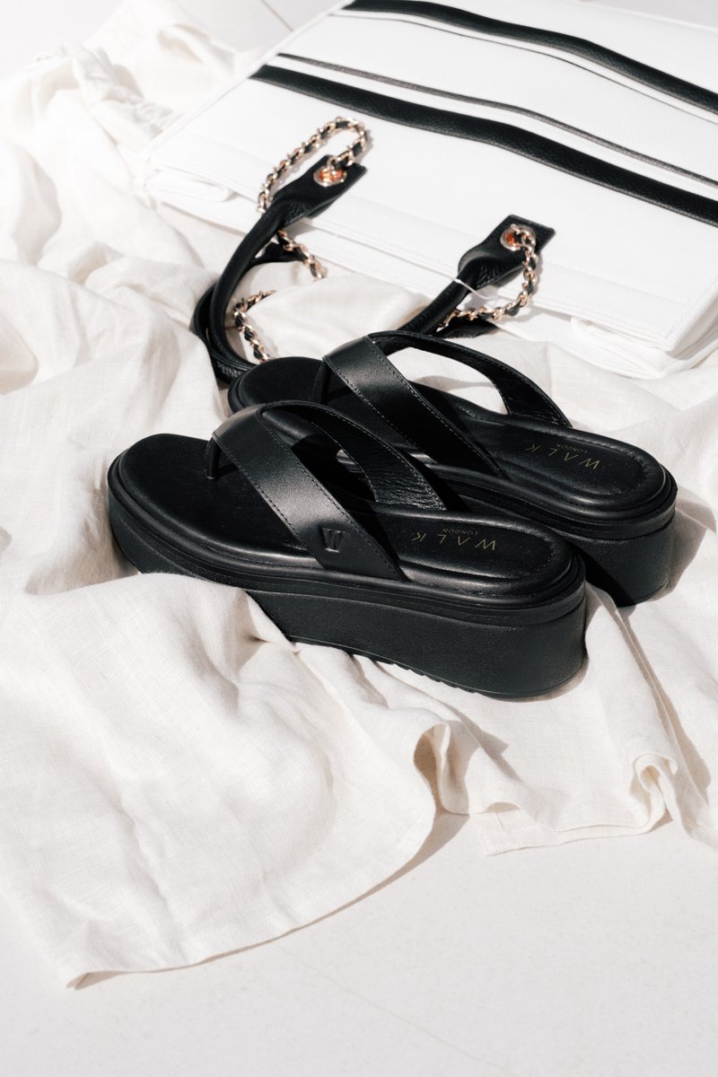 WalkLondonShoes's tweet photo. A black and white combo never goes out of fashion!
#WalkLondon #ladiessneakers #Berlin #WalkLondonBerlin #leathersandals #flatform #vacation #summer #confident https://t.co/nmYtudrluD