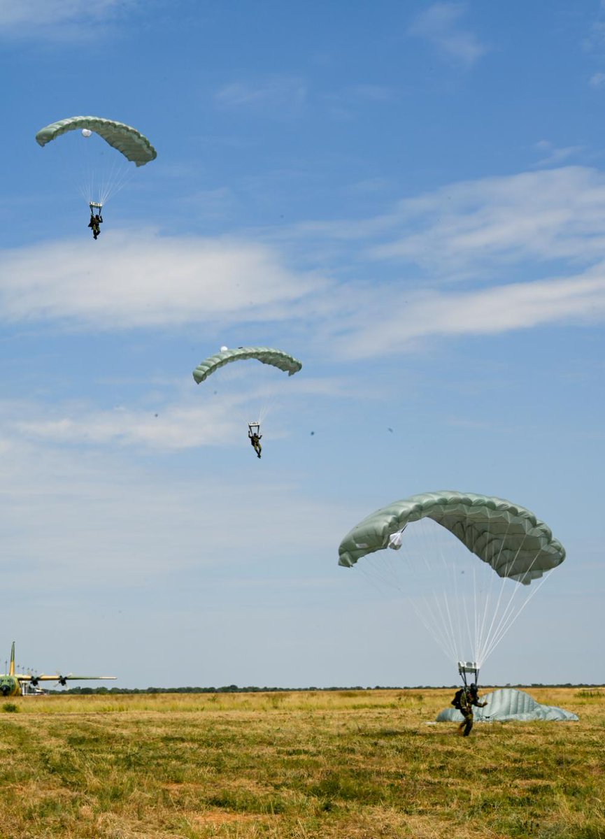 USSOCAF's tweet image. Botswana Defense Forces deploy their parachutes upon executing a military freefall with U.S. #SpecialOperationsForces during a Joint Combined Exchange Training over Thebephastwa Airfield. Botswana forces honed jump qualifications &amp;amp; practiced insertion techniques at the training.