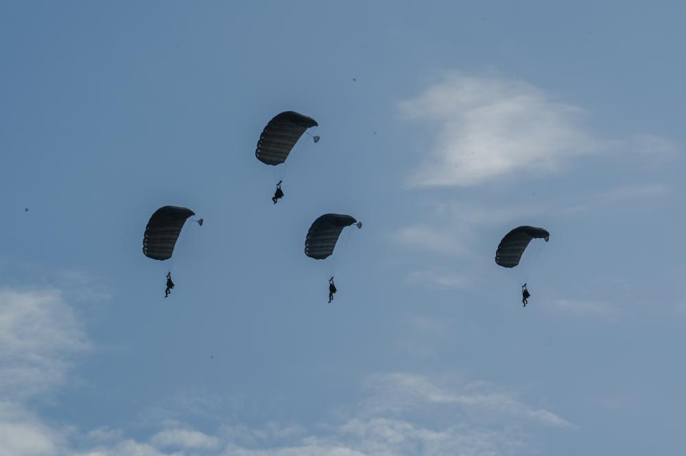 USSOCAF's tweet image. Botswana Defense Forces deploy their parachutes upon executing a military freefall with U.S. #SpecialOperationsForces during a Joint Combined Exchange Training over Thebephastwa Airfield. Botswana forces honed jump qualifications &amp;amp; practiced insertion techniques at the training.