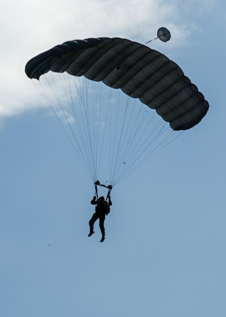 USSOCAF's tweet image. Botswana Defense Forces deploy their parachutes upon executing a military freefall with U.S. #SpecialOperationsForces during a Joint Combined Exchange Training over Thebephastwa Airfield. Botswana forces honed jump qualifications &amp;amp; practiced insertion techniques at the training.