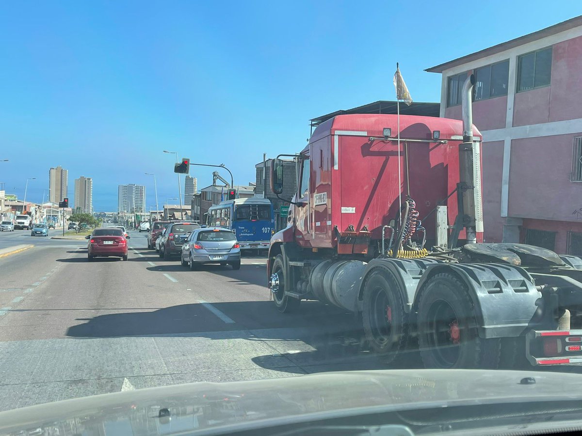 ⭕️#Antofagasta #DenunciaCiudadana| Nuevamente detectan camiones bajando por la Avenida Salavador Allende de Antofagasta, pese a la prohibición de circular por esa vía. #MaderoInforma
