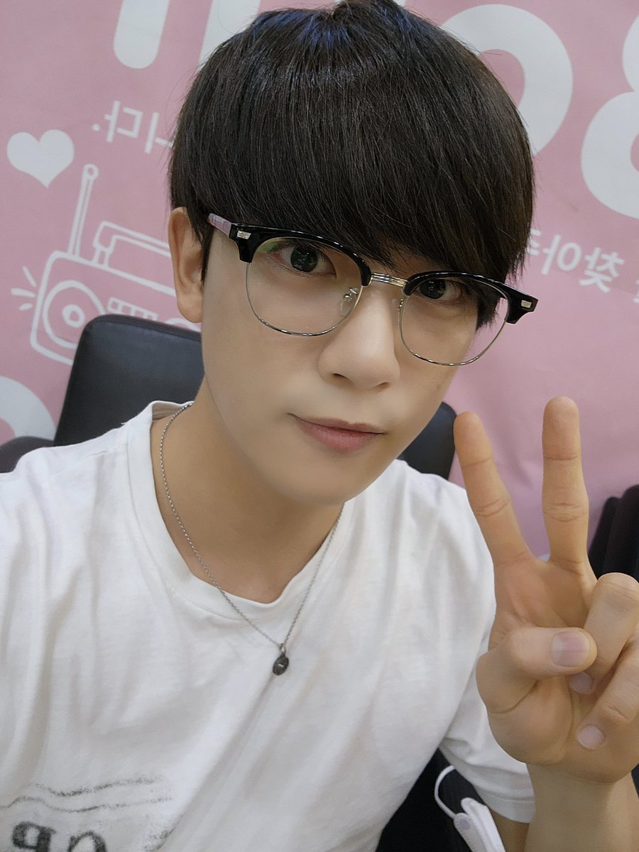 GoldenChild's tweet photo. [💡] #골드니스 여러분!
KBS Cool FM '#키스더라디오'
#골든차일드 #장준 #지범 이 출연합니다. 
하루의 끝은 역시 비키라에서🎵
짱범즈와 같이 즐거운 시간 보내러 와주세요‼️

#GoldenChild #GNCD
#이장준 #LeeJangJun #JangJun
#김지범 #KimJiBeom #JiBeom https://t.co/xtKOupeJo0