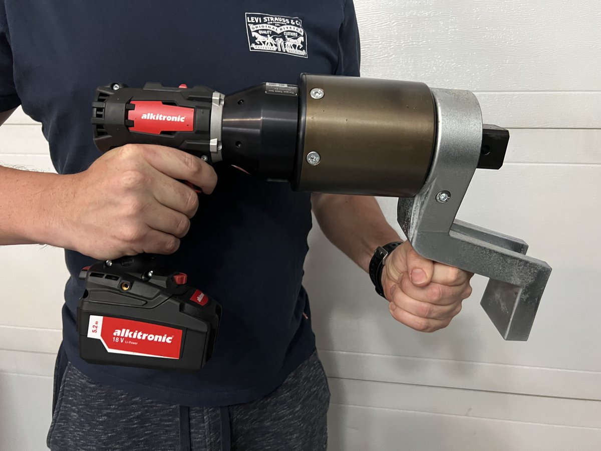 AlkitronicI's tweet photo. Battery-power up to 4,500 ft-lbs and complete torque control with this baby!  
- 1 1/2" square drive and less than 20 lbs/10 kg.  
- 2 gears and max speed of 3-4 rpm 
#power #alkitronic #batterytechnology #torquemultiplier #torquetools #boltingsystems 
https://t.co/2irfcPjp8w https://t.co/e4avp4cMZa