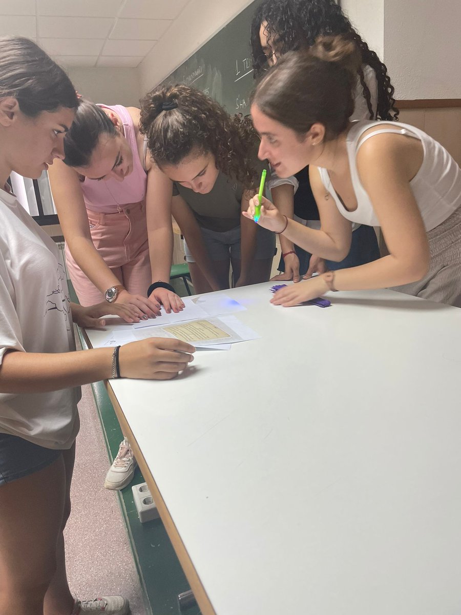 carmelitestgn's tweet photo. #ADMTWC #BATXC avui els alumnes de Batxillerat han voltat per l'escola mirant de trobar repostes. Han fet un scape room in english... alguns se'n han sortit millor que altres. El que importava era passar-ho bé! https://t.co/hMce273HKQ