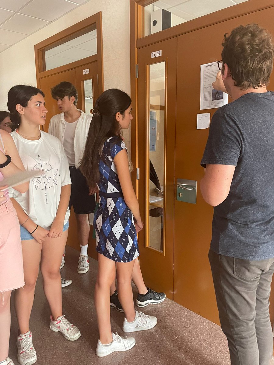 carmelitestgn's tweet photo. #ADMTWC #BATXC avui els alumnes de Batxillerat han voltat per l'escola mirant de trobar repostes. Han fet un scape room in english... alguns se'n han sortit millor que altres. El que importava era passar-ho bé! https://t.co/hMce273HKQ