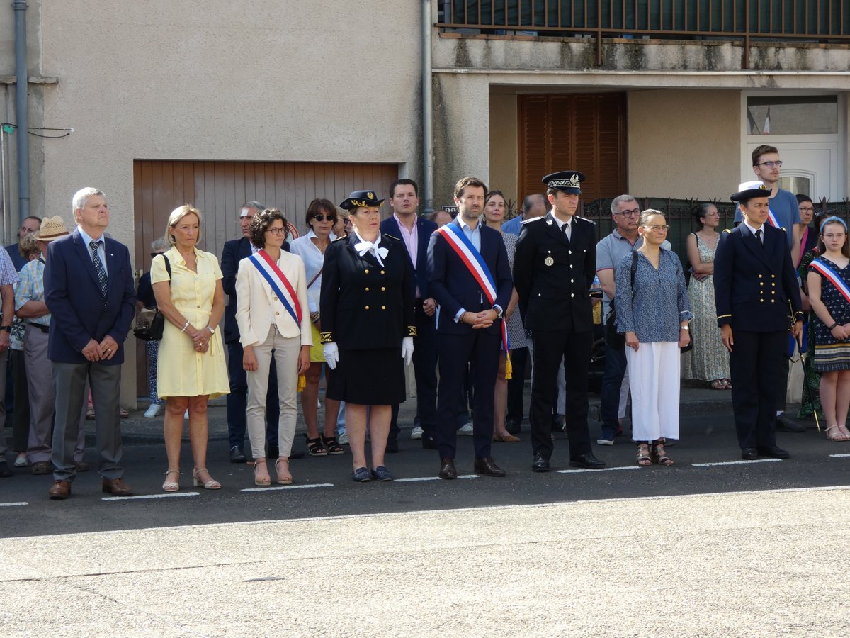 DSDEN_03's tweet photo. Cérémonie de commémoration de l'Appel du 18 juin 1940 sur le parvis du Musée de la Tour Prisonnière @VilledeCusset en présence de M. @jslaloy, Maire, Mme BEUVE, Sous préfète @Prefet03 et Mme PRESTAUX IA DASEN @DSDEN_03 et des jeunes en stage #SNU @snujemengage 
@acclermont https://t.co/17E9SPczO6