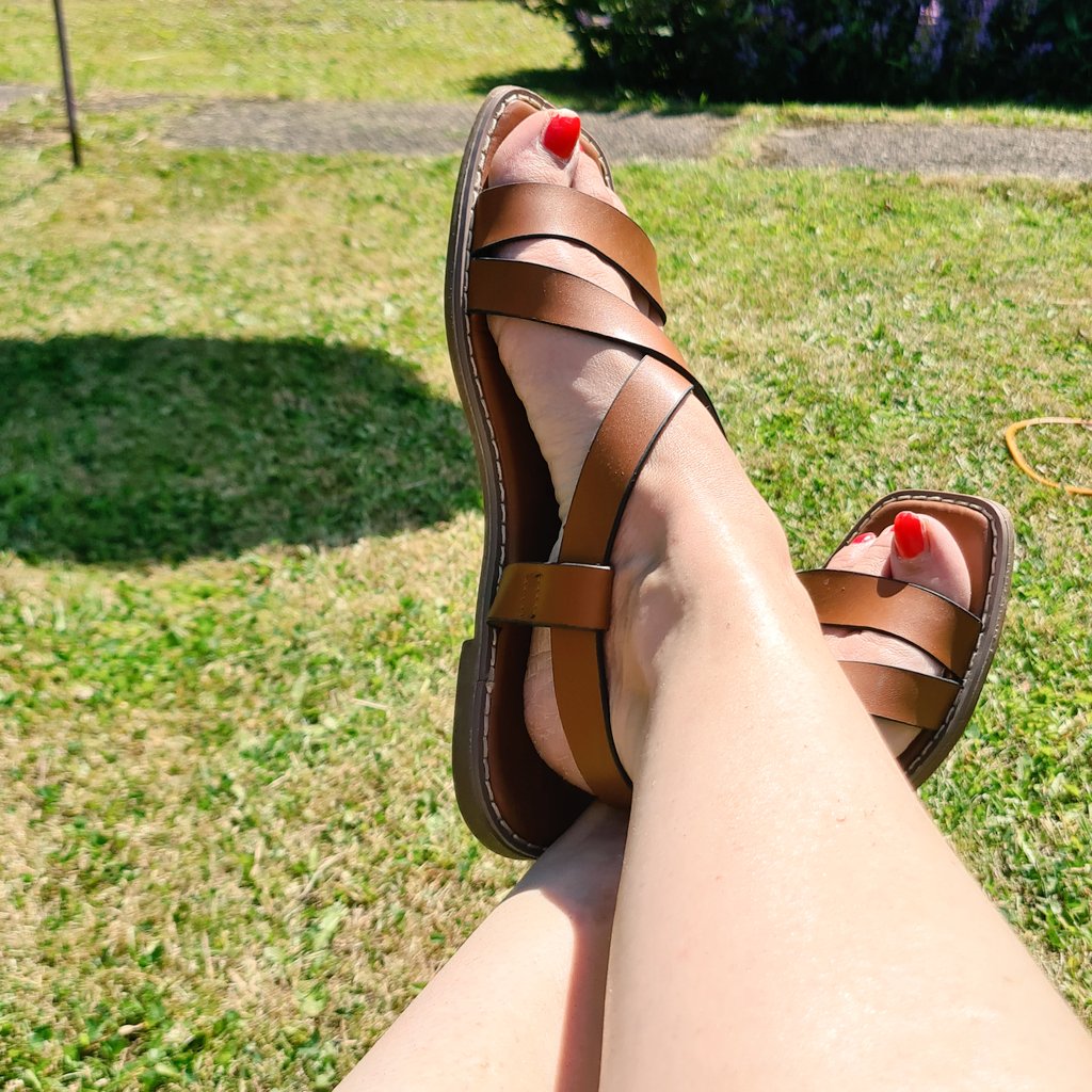 pennyfootsie's tweet photo. What a beautiful day 🌞 love sandal weather! Off for a bit of reflexology and a pedi. https://t.co/jGd5c5brB4